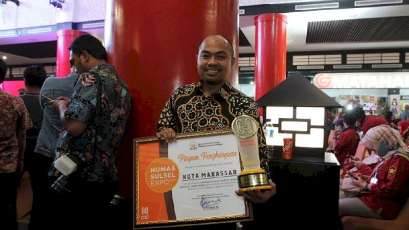 Humas Pemkot Makassar meraih piagam penghargaan kategori Kemitraan Media Terbaik 2019.