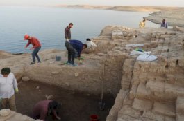 Kekeringan Memunculkan Istana Kuno di Tepi Sungai Irak