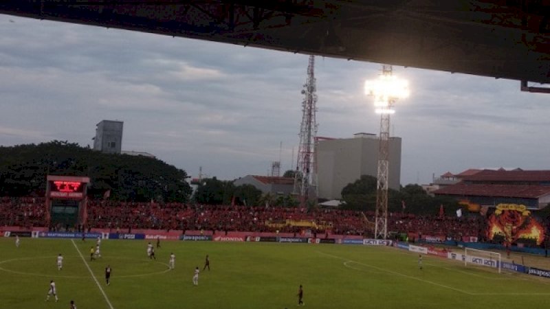 Suasana laga antara PSM Makassar vs Madura United.