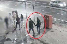 Foto Kekasih Berjalan Gandengan Tangan, Tidak Menyadari Salah Satunya Akan Mati