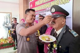 Momen Ketika Kapolres Sinjai Suapi Lima Personel yang Purna Bakti, Lalu Arak dengan Becak