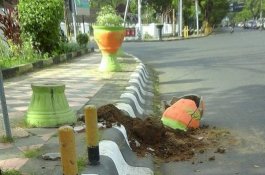 Terekam CCTV, Seorang Pria Rusak 2 Pot Bunga di Depan Rujab Gubernur Sulsel