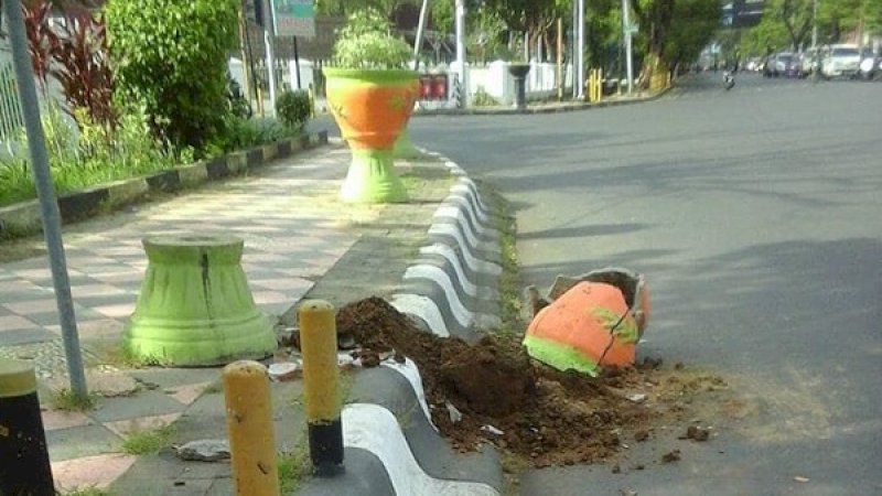 Pot bunga yang dirusak oleh oknum. Aksi pria itu terekam dalam CCTV, Senin dini hari, 1 Juli 2019.