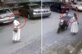 Wanita Nyaris Dibegal Setelah Asyik Main Ponsel Saat Menyeberang Jalan