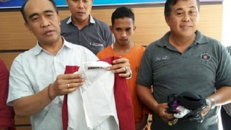 Polisi memperlihatkan barang bukti, juga menghadirkan tersangka. (Sumber: Coconuts Bali)