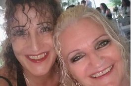 Dulu Keduanya Suami Istri, Kini Mereka Menikah Lagi Sebagai Lesbian