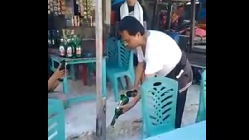 Aksi Ustaz Ikhwan Djalil menumpahkan miras di Pantai Bira, Bulukumba, Kamis (27/6/2019).