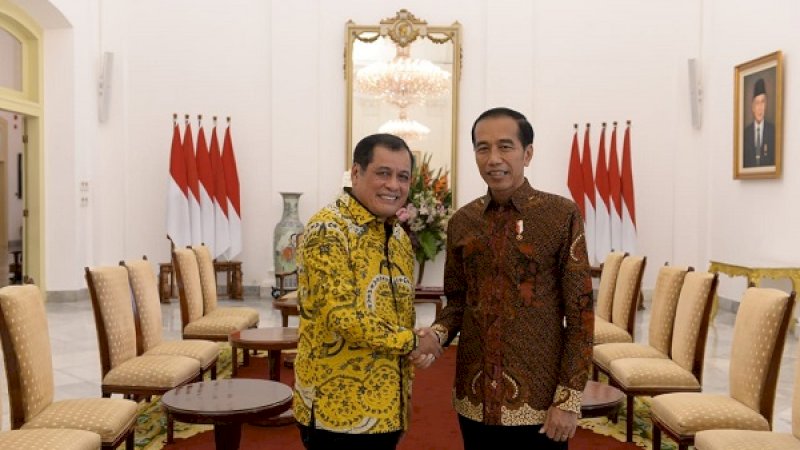 Presiden RI terpilih, Joko Widodo (kanan) bersama Ketua DPD Partai Golkar Sulawesi Selatan, Nurdin Halid.