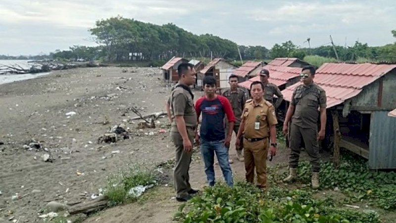 Camat Tamalate bersama aparat Satpol PP BKO Kecamatan Tamalate, saat meninjau pondok di Tanjung Merdeka.