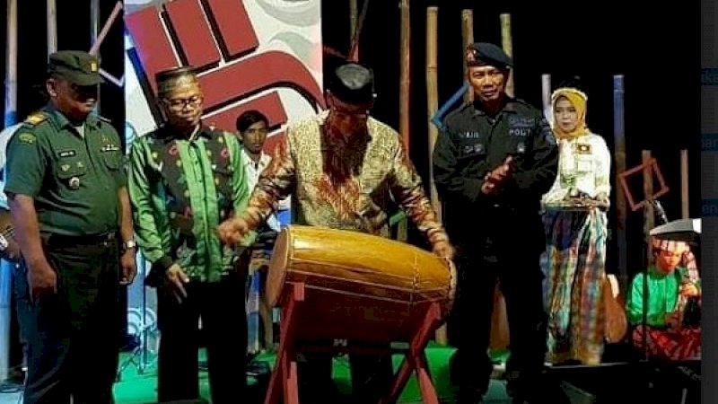 Wakil Wali Kota Parepare, Pangeran Rahim saat membuka Kampung Mahasiswa Seni (KAMASE) VI di Halaman Kampus IAIN Parepare, Senin (1/7/2019) malam.