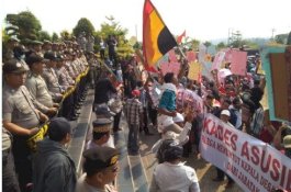 Mesum dengan Stafnya, Pak Kades Dituntut Mundur Warganya