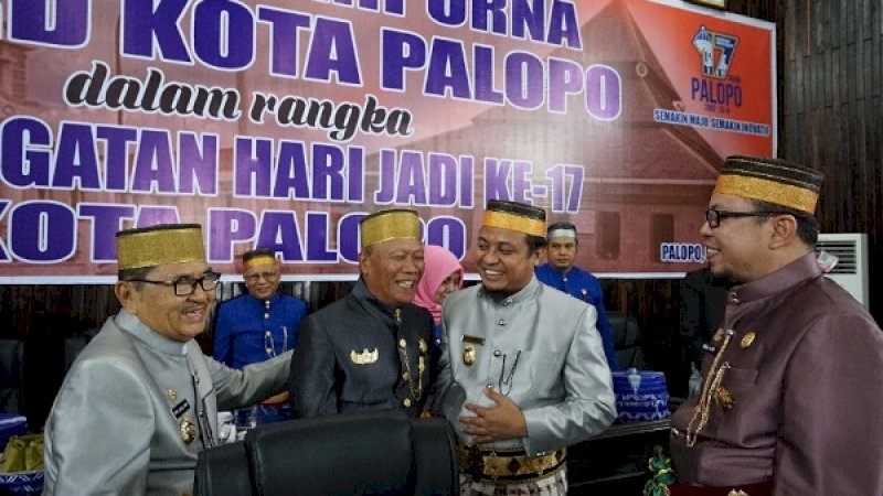 Wali Kota Palopo, HM Judas Amir (kiri), bersama Wakil Gubernur Sulsel, Andi Sudirman Sulaiman (kedua kanan), melepas tawa dengan Datu Luwu, Andi Maradang Mackulau Opu To Bau.