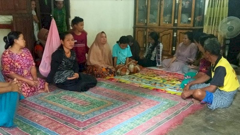 Korban penganiayaan (baju biru), dikunjungi kerabat yang datang memberi support.