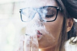 Tak Banyak yang Tahu, Merokok Juga Bisa Merusak Mata