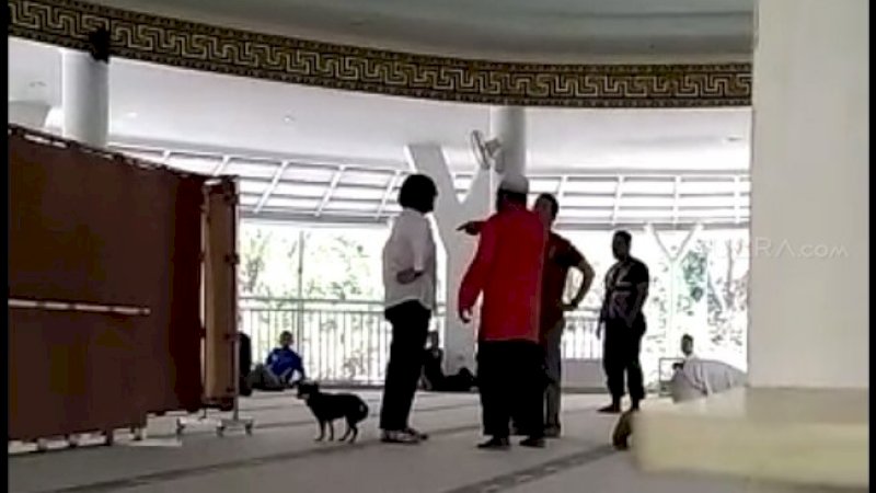 Bidik layar video viral wanita pembawa anjing marah-marah di dalam masjid. (istimewa)