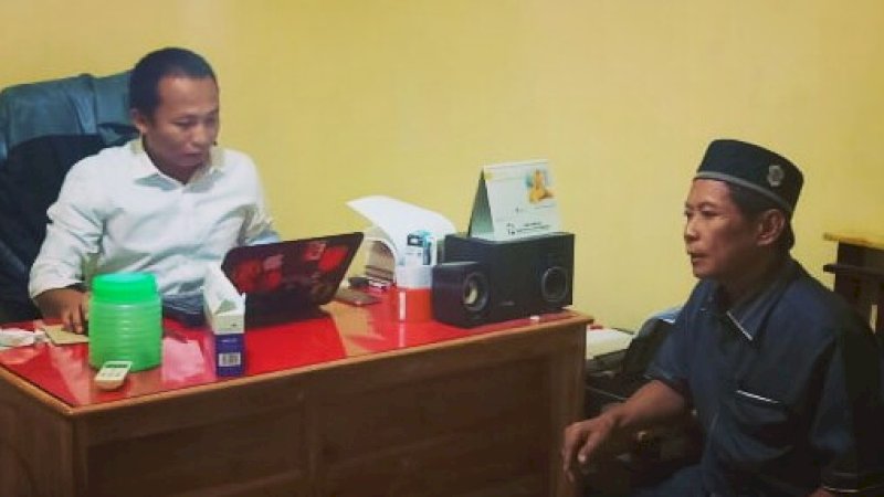 Mantan Kepala Dinas PU Kabupaten Jeneponto, AM saat diperiksa polisi.