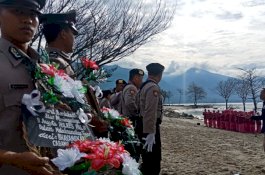 Tabur Bunga, Pantai Talise Palu Diwarnai Isak Tangis Polisi