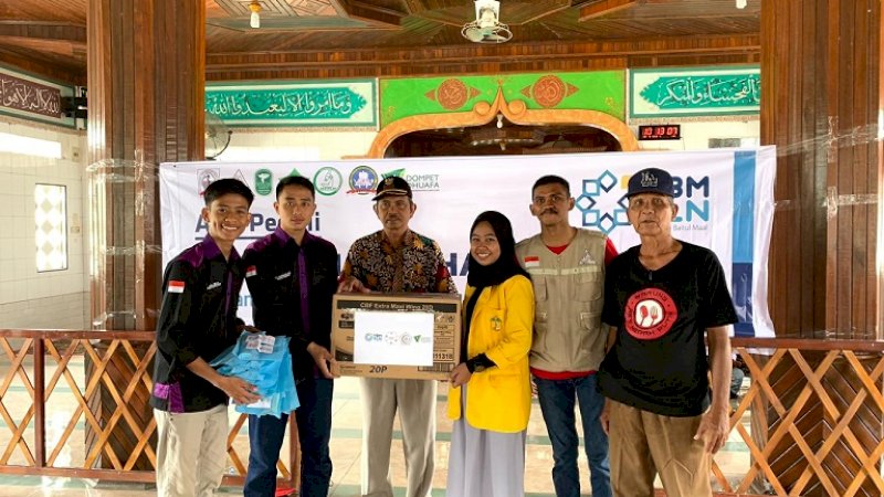 BEM FKM UPRI Makassar Salurkan Bantuan untuk Korban Banjir Wajo
