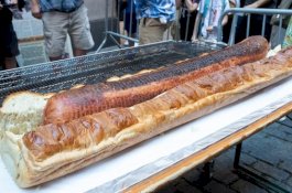 Ini Dia Hot Dog Terbesar di Dunia