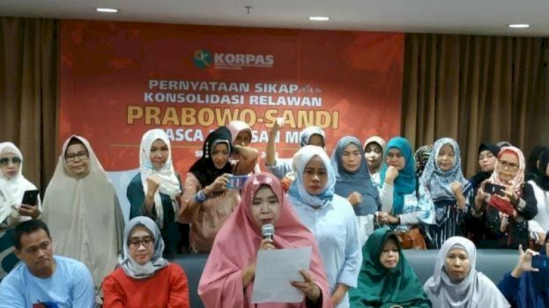 Pernyataan sikap relawan Prabowo-Sandi di D'Hotel, Jakarta.