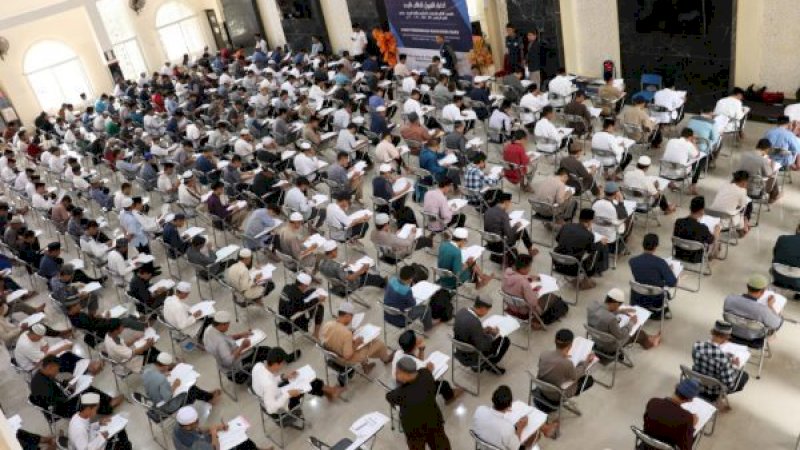 Suasana ujian tulis calon mahasiswa STIBA di Masjid Anas bin Malik, Rabu (3/7/2019). (FOTO: DOK STIBA)