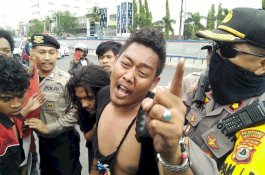 Tuntut Jenderal Tito Dicopot, Kader GAM Bentrok dengan Polisi di Makassar