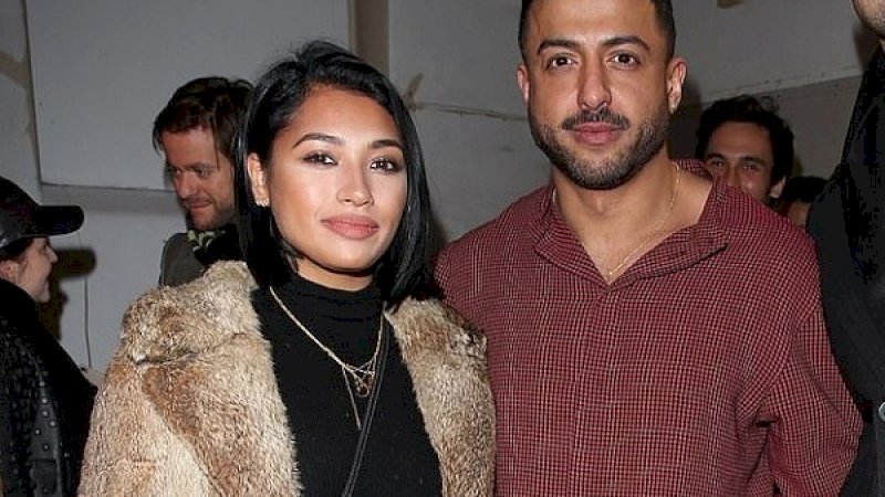 Penyanyi Vaneza White berfoto bersama Sheikh Khalid bin Sultan Al-Qashimi.