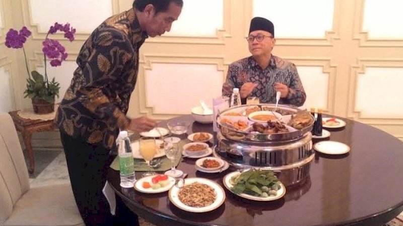 Presiden Joko Widodo bersama Zulkifli Hasan dalam sebuah kesempatan.