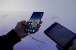 China Diduga Menginstal Aplikasi Pengintai di Ponsel Pengunjung