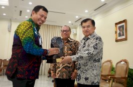 Pj Wali Kota Makassar Terima Penghargaan Anugerah Paritrana di Istana Wapres
