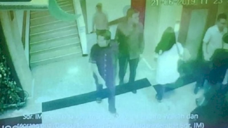 Rekaman CCTV yang memperlihatkan Idrus Marham saat berada di RS MMC.