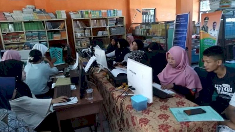 Para oramng tua saat mendaftarkan putranya pada PPDB.