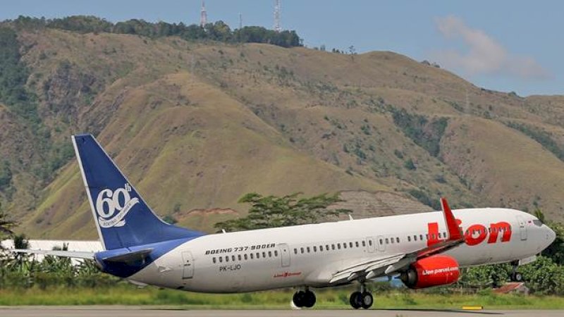 Lion Air tipe Boeing 737-900ER di Bandar Udara Sentani, Jayapura (DJJ). (Foto: Yogi Pradnya Yudha/LION AIR)

 