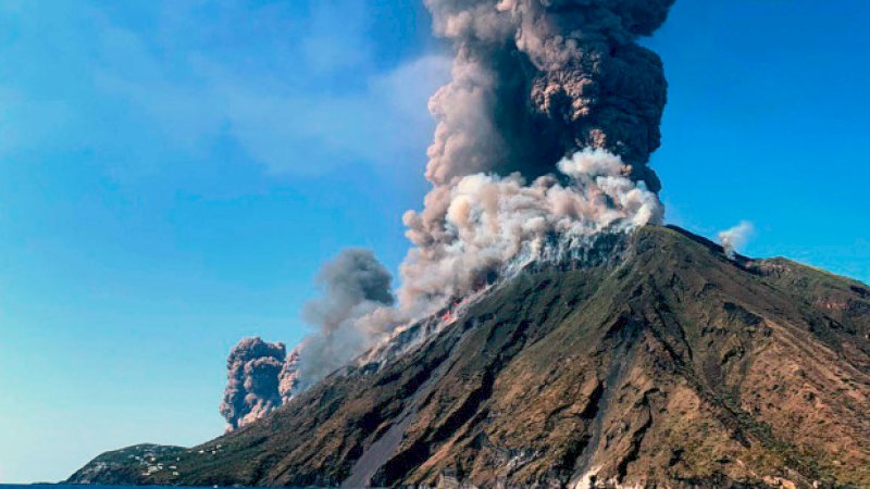 Asap mengepul dari gunung berapi di pulau Stromboli Italia pada hari Rabu. (AP)