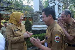 Bupati Cantik Ini Larang Pegawai Merokok, Hukumannya Beli 10 Mushaf Alquran