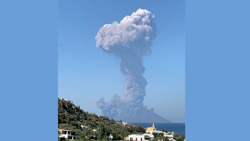 Satu Turis Tewas Usai Gunung Berapi di Italia Mendadak Meletus