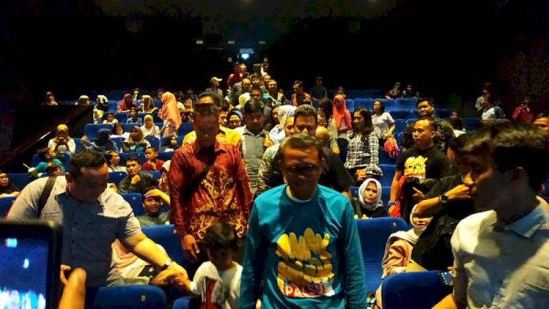 Gubernur Sulawesi Selatan, Nurdin Abdullah, bersama istri Liesty F Nurdin, turut hadir dalam Gala Premiere Film "Anak Muda Palsu" di Cinemax 21 Mal Panakukkang Makassar, Kamis (4/7/2019).