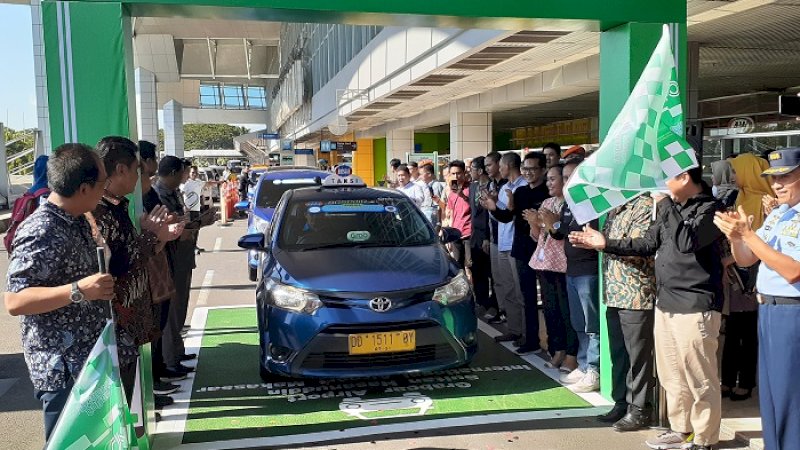 Selama ini dikejar-kejar pengemudi taksi bandara, Grab Car akhirnya resmi beroperasi di Bandara Internasional Sultan Hasanuddin Makassar, Jumat (5/7/2019).