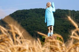 Patung 'Melania Trump' Diluncurkan di Slovenia, Miripkah?