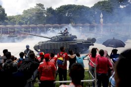 Peringati Hut ke-208 Venezuela, Maduro Pawai Militer, Guaido Berdemo
