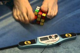 Wow! Remaja ini Menyelesaikan Rubik Pakai Kaki Dalam Waktu 16,9 Detik