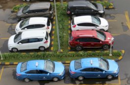 Alasan Parkir Mobil Harus Posisi Mundur