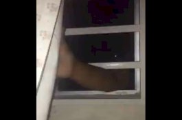 Detik-detik Pria Cabul Singkap Jendela Kamar Gadis Malaysia