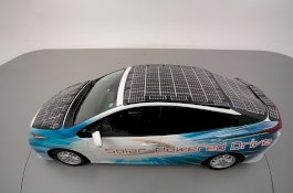 Toyota Menguji Atap Surya untuk Mobil Listrik