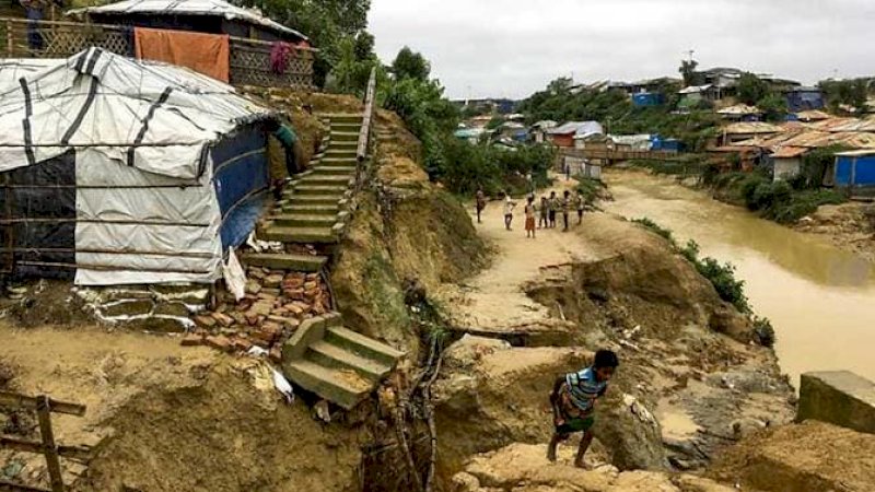Anak-anak Rohingya berjalan di sekitar daerah longsor di kamp pengungsi Balukhali di Ukhia. (STR / AFP)