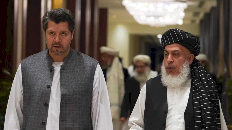 Wakil Menteri Luar Negeri Afghanistan Hekhmat Khalil Karzai, kiri, dengan kepala perunding Taliban Sher Mohammad Abbas Stanikzai [Sorin Furcoi / Al Jazeera]