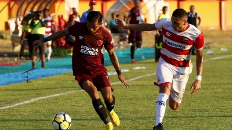 Pemain PSM Makassar, Zulham Zamrun dikawal ketat salah seorang pemain Madura United saat menggiring bola pada pertandingan Piala Indonesia di di Stadion Gelora Ratu Pamelingan Pamekasan Madura, Minggu (7/7/2019) kemarin.