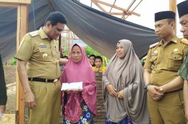 Nenek Mina Terima Bantuan Rp15 Juta dari Pemda Barru