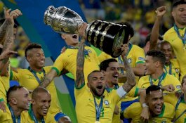 Dani Alves: Pemain Terbaik Copa America 2019, Pertama di Dunia Koleksi 40 Trofi Juara