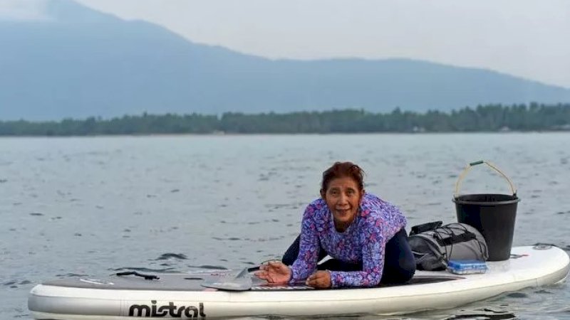 Foto: Menteri KKP Susi Pudjiastuti Main Paddle (Instagram)